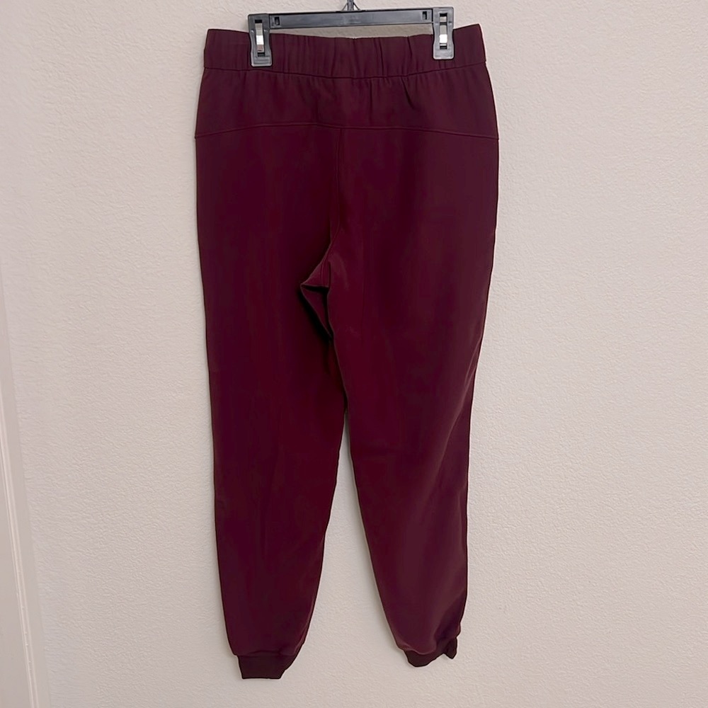 NWT! Lulu lemon On The Fly Joggers 28” Woven Cassis Maroon size 4 - Picture 4 of 12